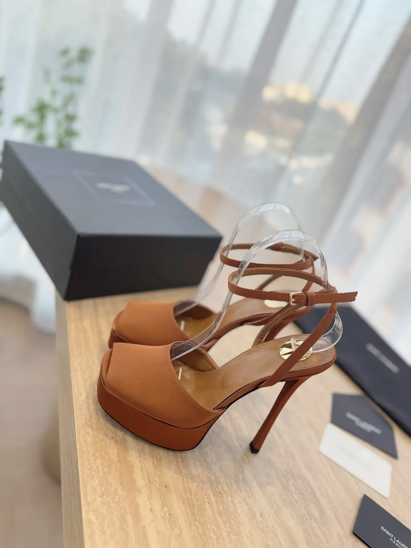 👟👟Ex-factory price 620👟👟 "SAINT LAUREN*" Saint Laurent ysl 25/spring and summer new catwalk high heels·new shoe style with 3 cm water platform. Only YSL understands women's hearts best and does not accept refutation. It is a super invincible feminine artifact and a must-have for women (z-product full-body customization, own molded toe hardware, perfect consistency). Compare the differences between pictures and goods on the market. ✔Upper: Customized imported silk, patent leather ✔Inner lining: imported sheepskin ✔Sole: imported genuine leather outsole ✔Heel height: 14cm ✔Number of yards: 35-39 (40.41.42 can be customized and non-returnable) (Full set of packaging)